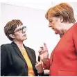  ?? FOTO: DPA ?? Bald Kabinettsk­olleginnen? „AKK“und Kanzlerin Merkel.