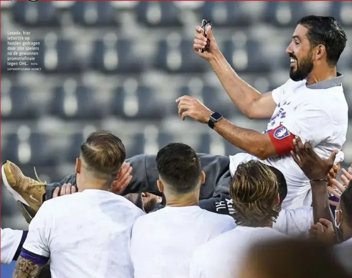  ?? FOTO GOYVAERTS/GMAX AGENCY ?? Losada, hier letterlijk op handen gedragen door zijn spelers na de gewonnen promotiefi­nale tegen OHL.