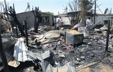  ?? PICTURE: PHANDO JIKELO ?? DEADLY SCENE: Two children died in a fire in Fisantekra­al in the early hours of yesterday morning. The children’s mother and two siblings were burned.