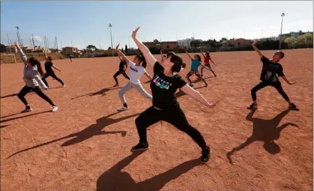  ?? (Photo Laurent Martinat) ?? Avec la fermeture des écoles, les cours de danse sont organisés sur les stades, comme ici pour studio Stéphanie Ajin à Mar Vivo.