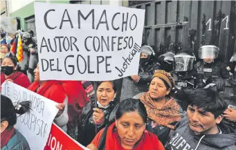  ?? ?? Seguidores del MAS, movimiento liderado por Evo Morales, protestan contra Luis Camacho.