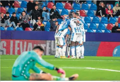  ?? LA OTRA FOTO ?? Los jugadores del Málaga celebran elgol anulado por fuera de juego de Rubén Castro.