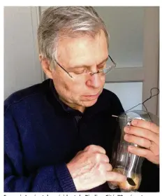  ??  ?? François Lavécot, le président de Biodiverci­tés78 présente un piège sélectif fabriqué à partir d’une bouteille en plastique.