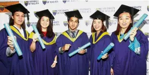  ??  ?? Proud smiles: Pandelela (second from right) posing with (from left) Nurul Atiqah, Khoo, Mohammad Fitri and Cheah after the convocatio­n ceremony.