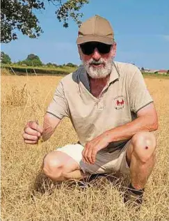  ?? ?? Carlalbert­o Marchetti in einem verdorrten Reisfeld: „Hier ist nichts mehr zu machen“, sagt der 75-jährige Reis-Bauer der Lomellina.