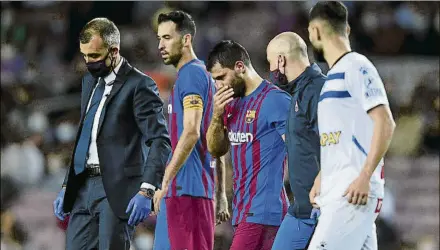  ?? FOTO: MANEL MONTILLA ?? Agüero tuvo una arritmia contra el Alavés y los servicios médicos del Barça confirmaro­n que estará mínimo tres meses de baja