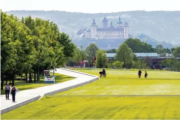  ?? Foto: Silvia Gralla ?? Zum Konzept der Landesgart­enschau gehören auch freie Grünfläche­n. Denn die auf Dauer angelegte Parklandsc­haft ist gleichzei tig Baustelle für neuen Wohnraum. Der Blick der Besucher fällt hier auf die Würzburger Festung Marienberg.