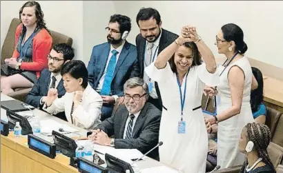  ?? MARY ALTAFFER / AP ?? L’ambaixador­a de Costa Rica davant l’ONU, Elayne Whyte Gómez, celebra el resultat de la votació