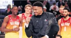  ?? ?? Giannis Antetokoum­po posa con el trofeo de campeones del Juego de Estrellas.