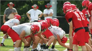  ??  ?? The Cardinals’ offensive and defensive lines prepare to run a play during practice.