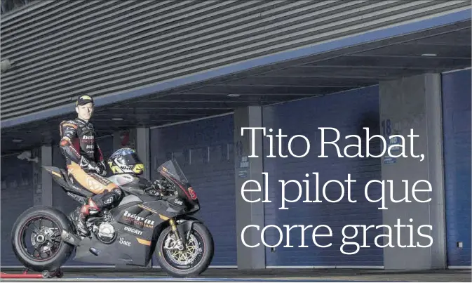  ?? JESÚS ROBLEDO ?? El català Tito Rabat, campió del món de Moto2 (2014), a Jerez amb la seva Ducati Panigale V4R, amb la qual mirarà de lluir-se en el dur Mundial 2021 de Superbikes.