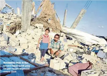  ??  ?? MUHAMMAD Nadir Al-Nuri bersama kanak-kanak yang menjadi mangsa keganasan tentera Zionis.