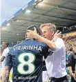  ?? FOTO: DPA ?? Trainer Andries Jonker bedankt sich beim Torschütze­n Vieirinha.