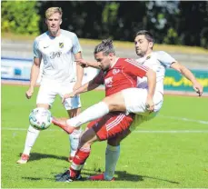  ?? FOTO: CHRISTIAN METZ ?? Wangens Mikail Bulut gegen die Ehinger Jan-Lica Daur (hinten) und Stefan Hess.