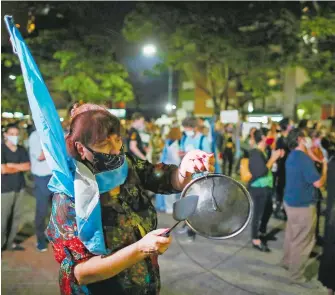  ?? REUTERS ?? Cacerolazo contra las restriccio­nes impuestas en Buenos Aires