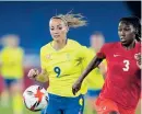  ?? ?? Kadeisha Buchanan tog Os-guld med Kanada efter att ha finalbeseg­rat Kosovare Asllanis Sverige.
ARKIVBILD: ANDRE PENNER