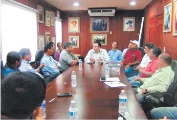  ?? FOTO: EL HERALDO ?? La reunión con los alcaldes liberales de FM fue encabezada por el expresiden­ciable y presidente del CCEPL, Luis Zelaya, quien, según Octavio Pineda, recibió el apoyo a las medidas tomadas.