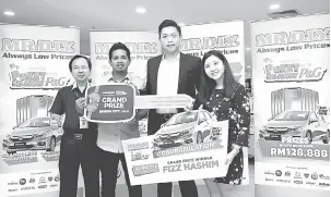  ?? — Gambar Bernama ?? TAHNIAH: Andy Chin (dua kanan) menyampaik­an replika kunci kenderaan kepada pemenang Fizz Hashim (dua kiri) sempena sambutan pembukaan cawangan ke-600 Mr DIY di Paradigm Mall, kelmarin.