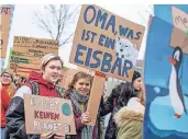  ?? RP-FOTO: REICHWEIN ?? Julia und Luisa wollen in zwei Jahren Abitur machen. Am Freitagmor­gen war für sie aber die Demo wichtiger als Unterricht.