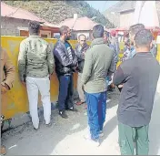  ?? HT ?? Villagers gathered outside Kihar police station in Chamba after a team of the Jammu and Kashmir police fired tear gas shells in Jaladi village in Chamba district in the wee hours of Friday.