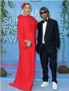  ?? ?? L’attrice spagnola Rossy de Palma con il designer di Valentino, Pierpaolo Piccioli