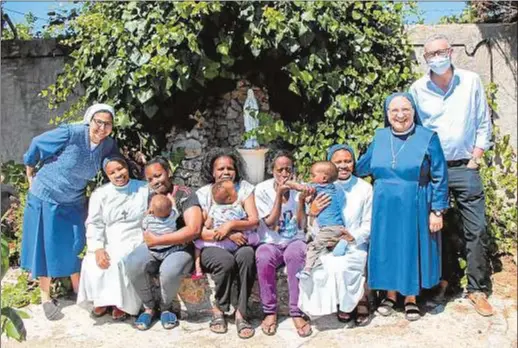  ?? Diócesis de Cartagena ?? Las tres madres y sus hijos, en el centro de la imagen, arropados por las religiosas y el presidente de Cirugía Solidaria