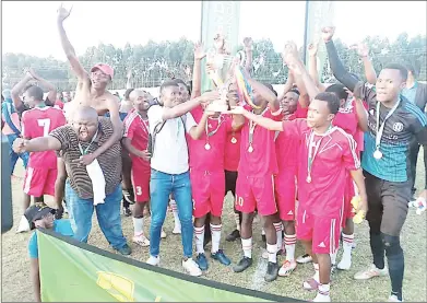  ?? (Pic: Pholsile Hlophe) ?? National First Division bound Kappa Kappa celebratin­g after being crowned Hhohho Swazi Trac champions at Killarney Stadium yesterday.