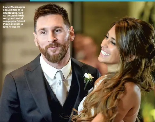  ?? PHOTOS AFP ?? Lionel Messi a pris épouse hier et la chanteuse Shakira, la conjointe de son grand ami et coéquipier Gérard Piqué, était de la fête.