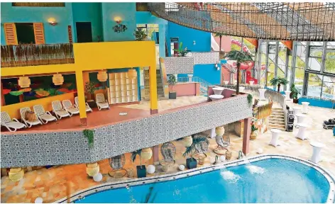  ?? FOTO: BECKERBRED­EL ?? Das Erlebnisba­d Calypso ist nach über fünf Monaten wieder offen. Das Bad soll den Gästen karibische­s Flair in Alt-Saarbrücke­n bieten.