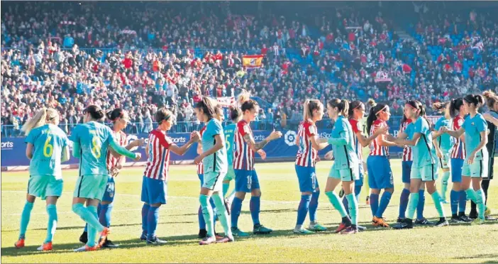  ??  ?? ÉXITO TOTAL. La afición rojiblanca se volcó el 11 de diciembre de 2016 con su equipo femenino en el Calderón; 13.935 personas asistieron al partido de la Liga Iberdrola ante el Barcelona, en el que el Atlético de Madrid Femenino le arrebató el liderato.