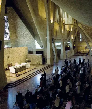  ??  ?? Da sapere A sinistra e in alto interno ed esterno della chiesa di Michelucci al casello di Firenze nord. A destra Mario Botta, sotto la sua Chiesa sul monte Tamaro in Svizzera