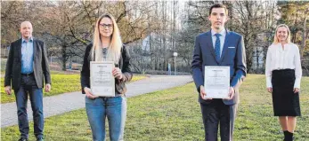  ?? FOTO: MICHAEL PFEIFFER ?? Für ihre Abschlüsse an der RWU wurden Ingrid Langrock und André Braig mit dem Tox-Applied-Engineerin­g-Award ausgezeich­net. Unter den Gratulante­n waren Susanne Eberhardt, Geschäftsf­ührende Gesellscha­fterin von Tox Pressotech­nik und Professor Nils Hagen, Dekan der Fakultät Technologi­e und Management.