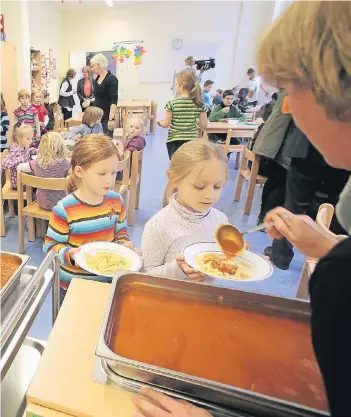  ?? FOTO: ROLAND WEIHRAUCH/DPA ?? Das gemeinsame Mittagesse­n gehört zum Angebot der Offenen Ganztagssc­hule.