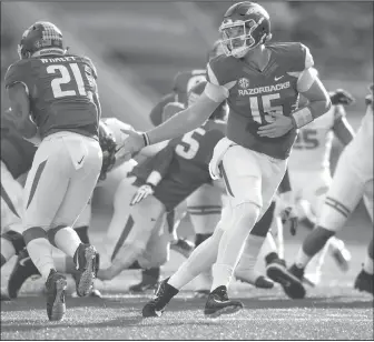  ?? NWA Democrat-Gazette/CHARLIE KAIJO ?? Arkansas quarterbac­k Cole Kelley (15) hands the ball off to Devwah Whaley (21) on Saturday against Coastal Carolina in Fayettevil­le.