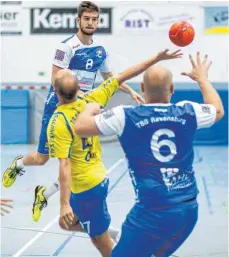  ?? FOTO: ROLF SCHULTES ?? Für Joel Schwarz und Maximilian Ober (rechts) vom TSB Ravensburg gab es im ersten Saisonspie­l eine herbe Pleite gegen die TG Biberach (Armin Schweigard­t).