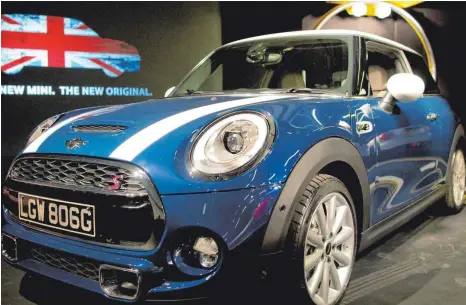  ?? FOTO: AFP ?? Mini Cooper aus dem BMW Werk in Oxford: Der bayerische Autobauer dürfte vom Brexit am stärksten betroffen sein. Er produziert auf der Insel nicht nur den Mini, sondern auch Motoren für die 1er- und die 3er-Reihe.