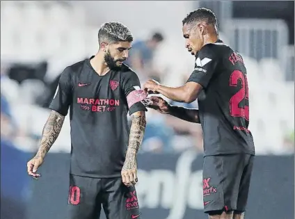  ??  ?? Los futbolista­s del Sevilla Éver Banega y Fernando Reges durante el anterior partido frente al Leganés (0-3)