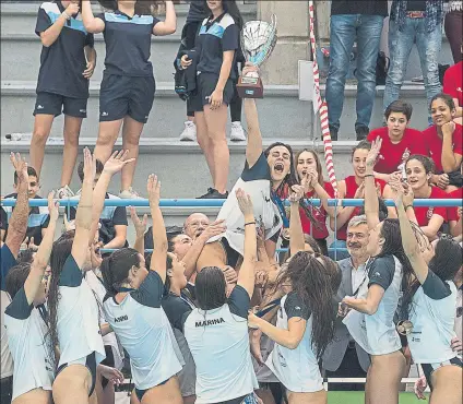  ??  ?? La decimosext­a liga de las vallesanas, octava seguida, llegó tras una exhibición ofensiva en la piscina del Sant Andreu