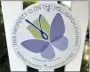  ?? JESSICA DAMIANO VIA AP ?? A Pollinator Pathways medallion yard sign is posted on a fence outside a home in Glen Head, N.Y., informing passersby that the resident’s garden is free of pesticides and includes native plants and trees to attract pollinator­s.