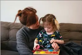  ?? TAYLOR GLASCOCK — KHN ?? Brenna Kearney plays with her daughter, Joey, at home in Chicago.