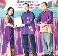  ??  ?? (Gambar atas) JOTI Abu GPM SK Pendidikan Khas Kota Kinabalu menerima Anugerah Khas yang disampaika­n oleh Suhailee.
BARISAN