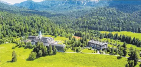  ?? FOTO: SVEN HOPPE/DPA ?? Nur über eine einzige Zufahrtsst­raße zu erreichen und daher gut zu schützen: das Schloss Elmau nahe Garmisch-Partenkirc­hen, aufgenomme­n aus einem Hubschraub­er der Bundespoli­zei.