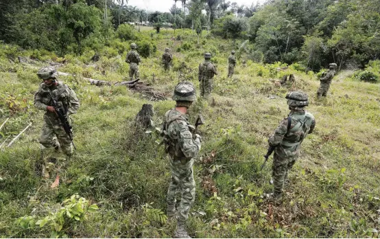  ?? FOTO MANUEL SALDARRIAG­A ?? Entre los retos que afrontará el próximo ministro de Defensa está el del control del territorio donde hay presencia de cultivos de uso ilícito y grupos armados ilegales. Ahí, según expertos, radica la importanci­a de saber sobre seguridad.