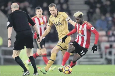  ??  ?? Sunderland’s Didier Ndong and Tottenham Hotspur’s Harry Kane battle for the ball