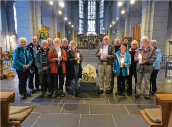  ?? ARCHIVFOTO: KN ?? Andacht einer Erkelenzer Gruppe am Matthias-Grab in Trier. Die Reliquien des Apostels werden seit 1127 in der Benediktin­erabtei St. Matthias in Trier von Pilgern verehrt.