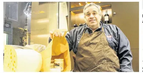  ??  ?? Serge Desbrée, fromager, a opté pour le sac papier il y a un an.