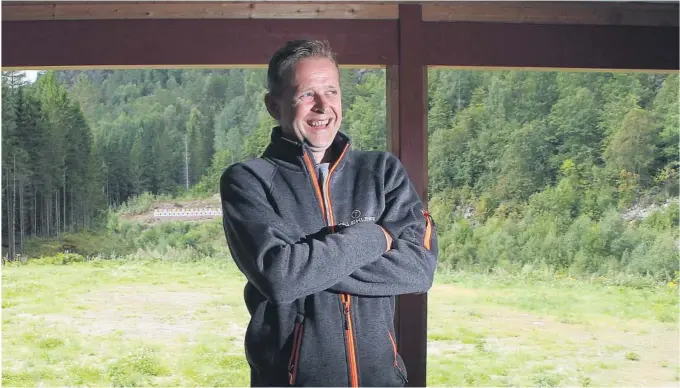  ?? FOTO: TOM ARNE BORGERSEN ?? GODT RYKTE: Terje Allum har fått et godt rykte, som speaker. Nå er han klar for sin største oppgave hittil, nordisk mesterskap i skyting.