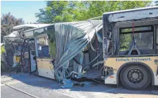  ??  ?? Der Gelenkbus wurde durch die Kollision im hinteren Teil stark demoliert. der Regionalzu­g nach Ulm wurde ebenfalls deutlich in Mitleidens­chaft gezogen.