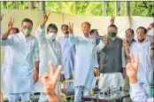  ??  ?? CM Ashok Gehlot (C), along with senior Congress leaders Randeep Surjewala, KC Venugopal, Avinash Pandey and Ajay Maken, flashes a victory sign at his residence in Jaipur on Monday. —PTI