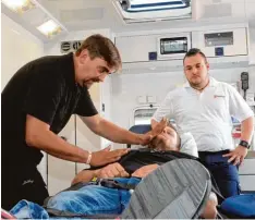  ??  ?? Ausbilder Jürgen Schaffrath zeigt Marcus Jolly, wie man einen Patienten mit einfa chen Mitteln am Aufstehen hindert.